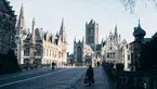 Centro histórico de Gante con arquitectura gótica y calle empedrada.