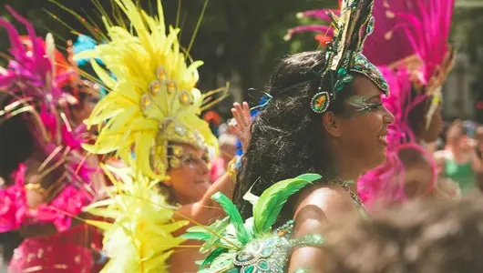 Bailarinas con trajes de plumas coloridos en un desfile de Carnavales