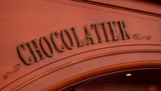 Rótulo vintage de madera con la palabra Chocolatier.