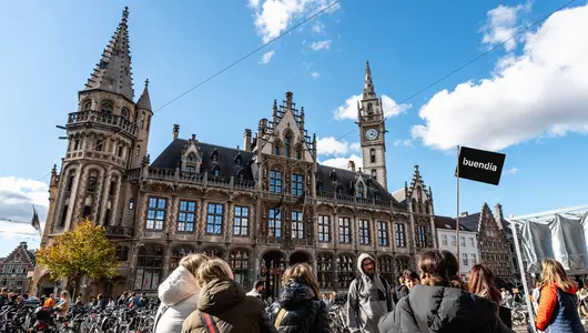 Guía de buendía con un grupo de turistas en el centro histórico de Gante desde Bruselas