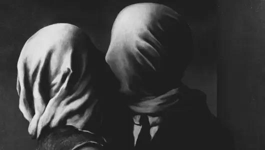 Pareja con rostros velados besándose, Los Amantes de René Magritte
