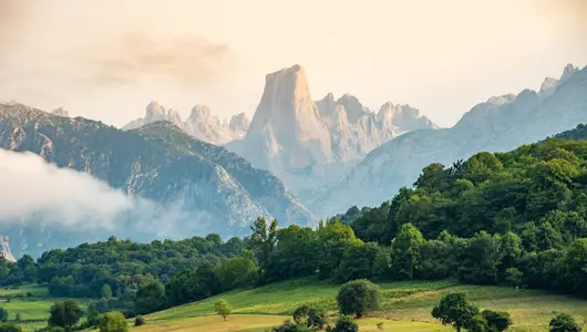 El Picu Urriellu Naranjo de Bulnes entre nubes y bosques, Picos de Europa