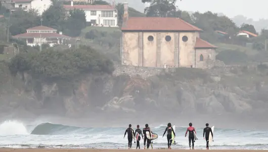 Mundaka playa surfistas y ermita
