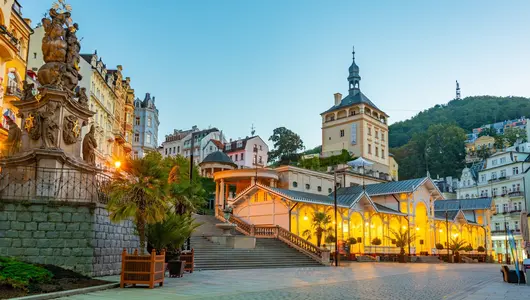vista-del-atardecer-de-la-torre-del-palacio-y-la-columnata-del-mercado-en-karlovy-vary
