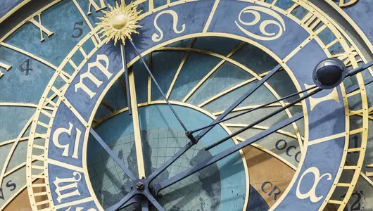 Primer plano del disco astrolábico del Reloj Astronómico de Praga, con signos dorados.