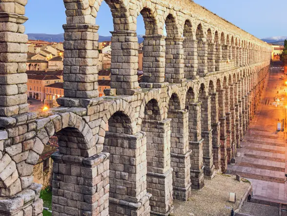 Excursión a Segovia y Toledo con acceso al Alcázar y la catedral desde Madrid
