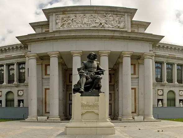 Fachada del Museo del Prado y estatua de Cervantes en Madrid-Visita Guiada al Museo del Prado y Reina Sofía