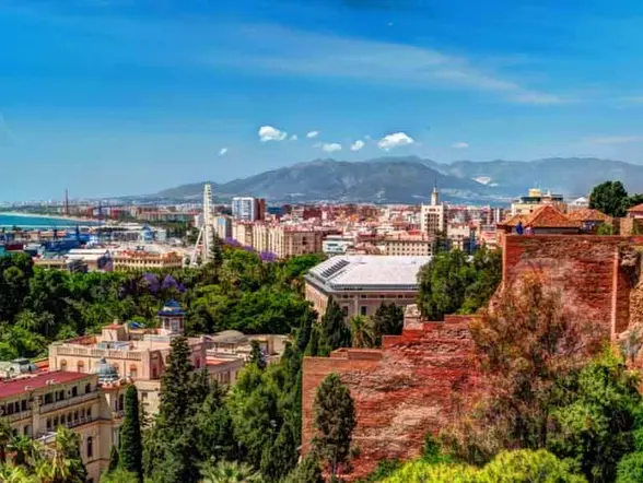 Panormaica de la ciudad de Málaga en un día soleado- Visita Guiada Málaga al completo  - Buendía 