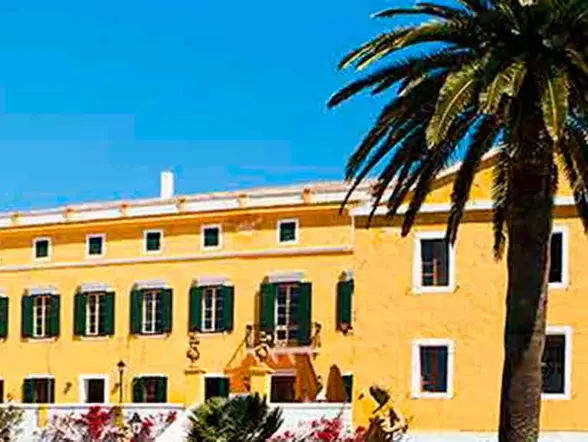 Vista las casas y el museo de Binissuès en Menorca-Actividades y excursiones en Menorca_ Buendía