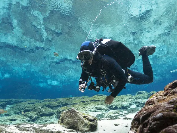 Buceador nadando por el fondo marino de Menorca durante un curso de buceo