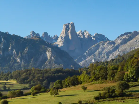 Vistas impresionantes del Naranjo de Bulnes o Picu Urriellu desde el pueblo de Arenas de Cabrales durante la ruta en 4x4 con BuendíaTours por picos de Europa en Asturias