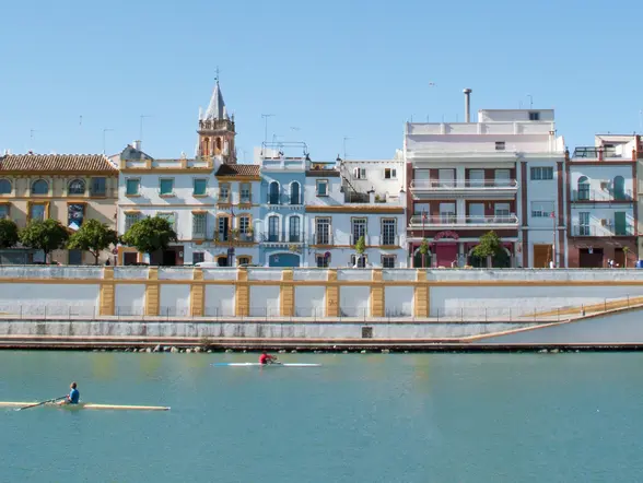 Ciudad de Sevilla y río Guadalquivir con personas en kayak - Tour en Kayak por Sevilla - Buendía Andalucía