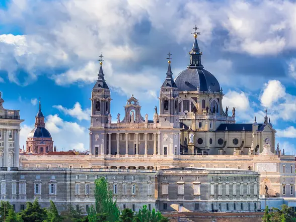 Catedral de la Almudena y Palacio Real de Madrid - Tour por el Palacio Real y la Catedral de la Almudena - Visitas Guiadas y Excursiones en Madrid - Buendía