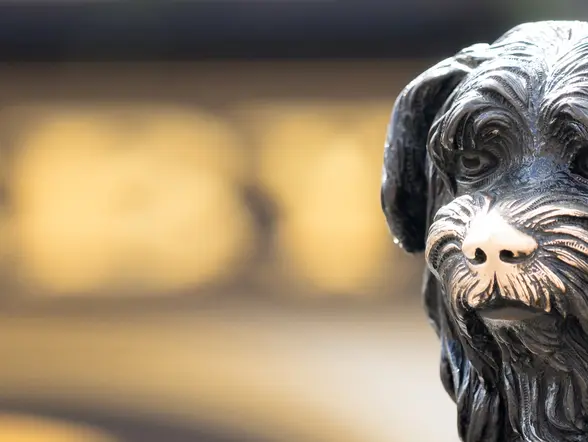 Estatua de Greyfriars Bobby, el perro más famoso de Edimburgo 