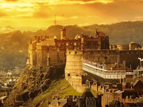 Vista del castillo de Edimburgo al atardecer