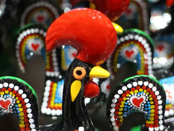 Figurina colorida de un gallo, símbolo de Portugal - Excursión a Fátima, Nazaré, Óbidos y Batalha desde Lisboa - Actividades y Excursiones Buendía Portugal