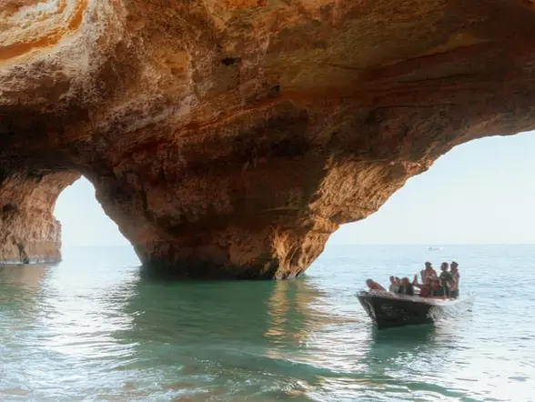 Barco entrando en la Gruta de Benagil en el Algarve-Excursión en Barco a la Gruta de Benagil-Actividades y excursiones en el Algarve Buendía