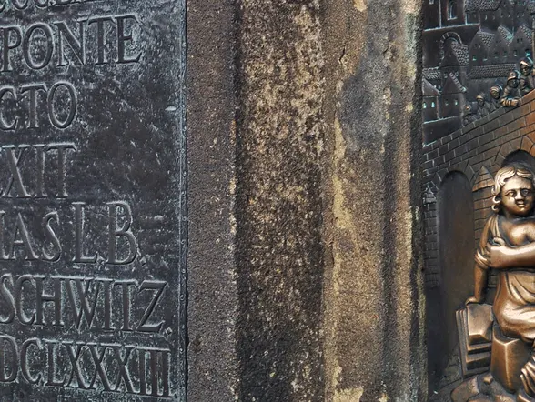 Placa de bronce de la Estatua de Nepomuk en el Puente Carlos en Praga - Tour Misterios y Cervezas de Praga - Actividades y Excursiones Buendía Republica Checa