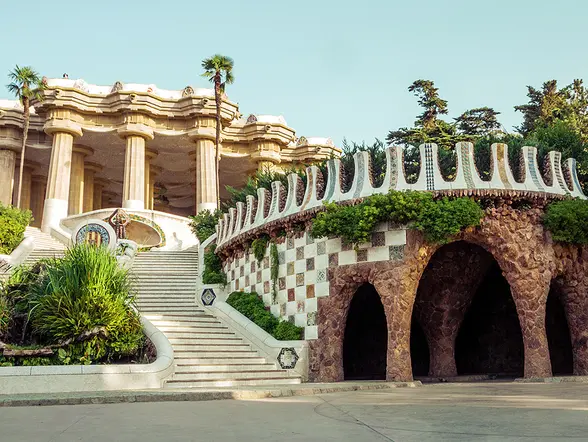 Escalinata monumental y Sala Hipòstila del Park Güell en Barcelona