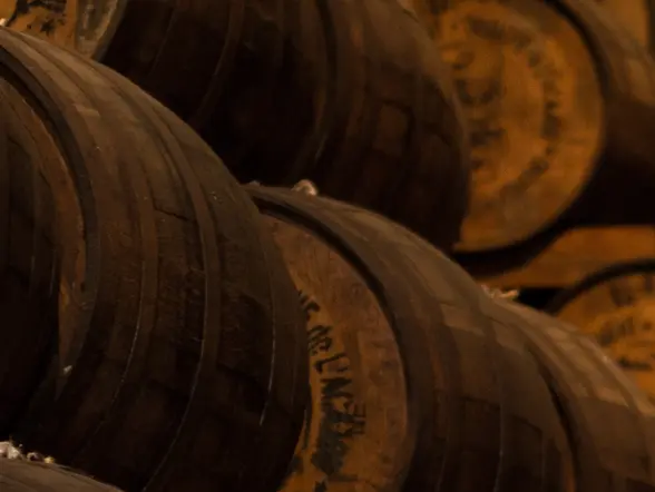 Barricas de roble en una destilería escocesa de whisky - Excursión a Stirling, destilería y Saint Andrews