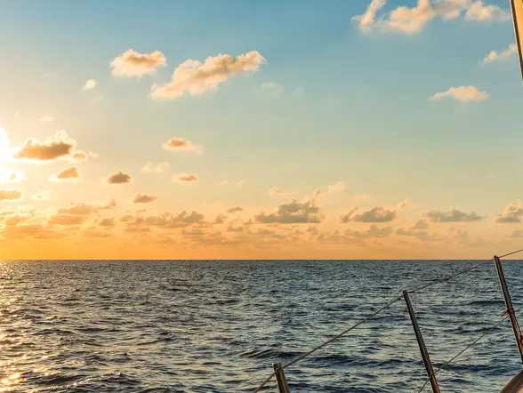 Paseo en catamarán al atardecer por Denia