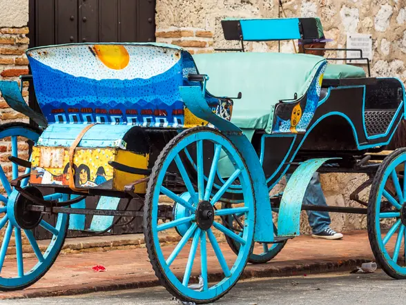 Coche retro con caballo en una calle de la ciudad en Santo Domingo - Excursión y visita guiada a Santo Domingo Excursión a Santo Domingo con Almuerzo Dominicano - Tours y Actividades  Buendía República Dominicana