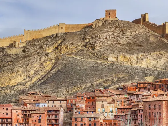 Pueblo medieval de Albarracín y sus murallas en provincia de Teruel - Free Tour Albarracín Imprescindible - Visitas guiadas y Excursiones Buendía Aragón 