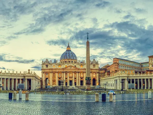 Basílica de San Pedro por la noche desde Via della Conciliazione en Roma - Tour por Roma en coche privado - Excursiones y Visitas guiadas Buendía Italia