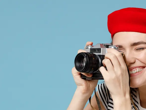 Fotografía de persona con cámara en mano.