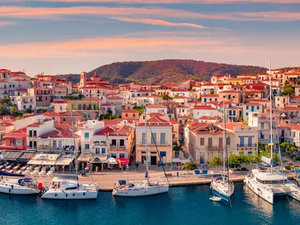 Puerto de la isla griega de Poros - Crucero a Poros, Hidra y Egina - Excursiones y Visitas guiadas Buendía Tours Grecia