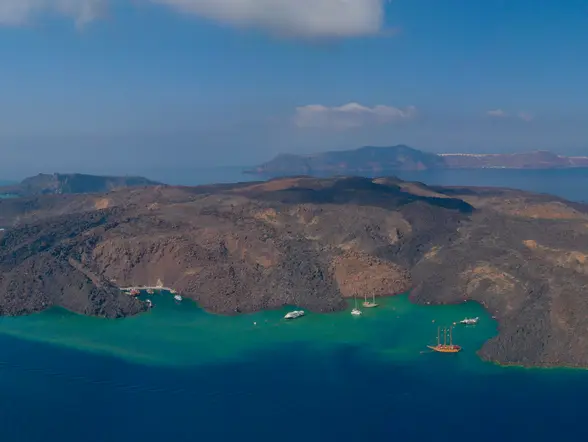 Isla volcánica de Nea Kameni - Crucero por las Islas Volcánicas, Hot Springs y Thirassia desde Santorini - Excursiones y Visitas guiadas Buendía Tours Grecia