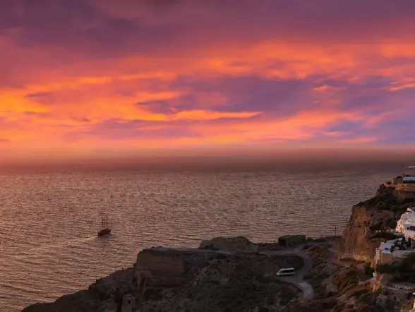 Paseo en barco por las islas volcánicas con atardecer en Oia