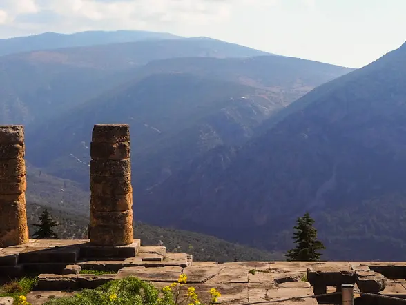 Columnas de la antigua Grecia de Delfos - Excursión a Delfos desde Atenas - Tour y Visitas guiadas en español Buendía Tours Grecia