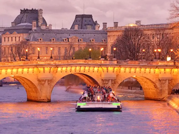 Vista del Sena y del Puente Alexandre III en París-Entrada al Museo del Louvre y Paseo por el Sena- Actividades y Excursiones en París Buendía Tours