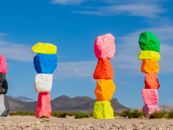 una obra del artista Ugo Rondinone - Tour 7 montañas mágicas y Letrero Las Vegas - Visitas guiadas y Tours en español Buendía Estados Unidos