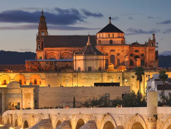 Vista del Puente Romano por la noche en Córdoba - Free Tour Córdoba de noche Visitas guiadas  y Excursiones en español Buendía Tours Andalucía