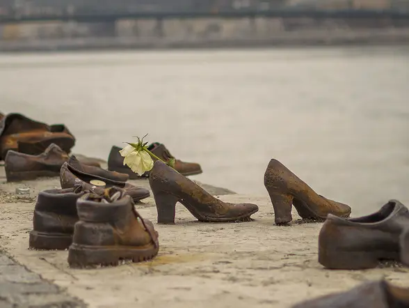 Zapatos en la orilla del río Danubio en Budapest-Free Tour Barrio Judío y 2º guerra mundial Budapest - Buendía