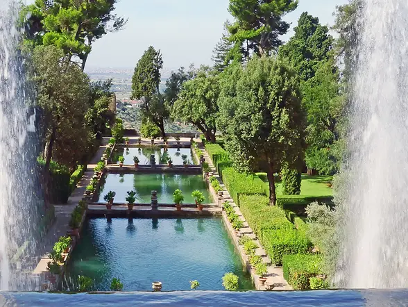 Jardines de Villa d’Este en Tívoli con fuentes y estanques simétricos rodeados de vegetación.