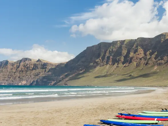 Clase grupal de Surf en la Playa de Famara