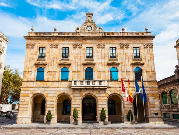 Tour privado a pie por Gijón con un guía exclusivo en español a tu disposición.