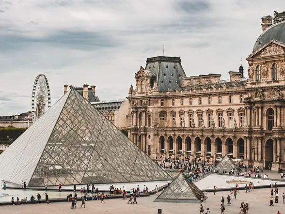Exterior del Museo del Louvre en París- Atracciones Turísticas en París - Buendia Experiencias Únicas