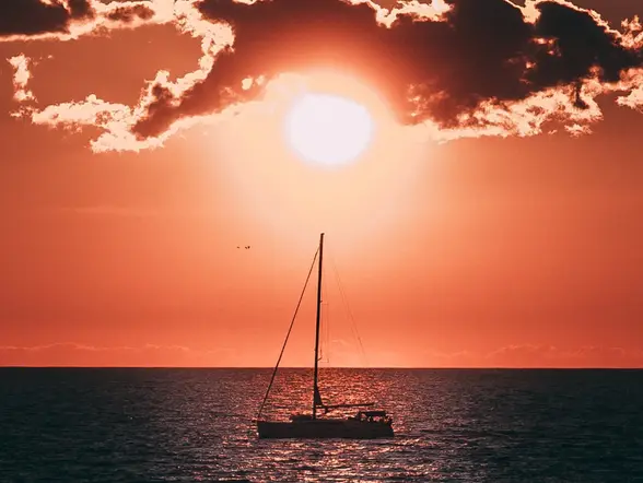 Catamarán en Menorca a la Puesta de sol desde Fornells