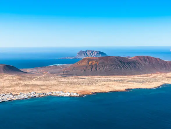 Desde Orzola: Excursión en catamarán a la Isla de la Graciosa
