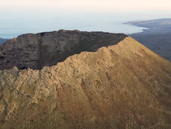 Senderismo al volcán de la Corona y los acantilados de Famara