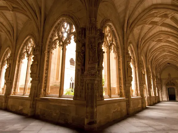 El interior del Gran Monasterio de San Juan de los Reyes incluye una iglesia con una nave única y capillas laterales, que albergan impresionantes retablos.