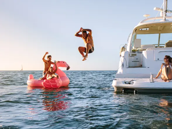catamarán Yate Actividades Acuaticas Puerto Carmen Lanzarote Canarias