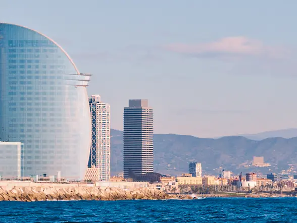 Paseo en catamarán por la costa de Barcelona - buendía