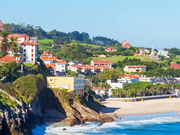 Excursión a Comillas y visita guiada al Capricho de Gaudí desde Santander