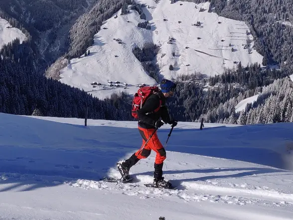 Ruta guiada en Raquetas de Nieve por el Puerto de San Isidro