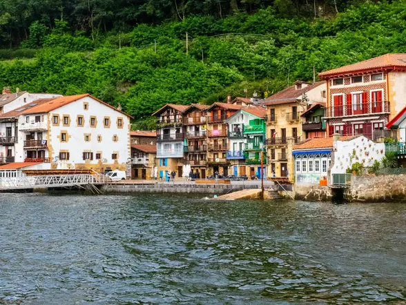 Tour a pie por Pasaia y paseo en lancha